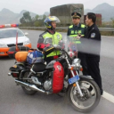 摩托车与高铁并驾齐驱，公共安全警钟的交警权威回应
