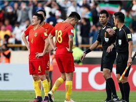 以徽章铭记——伊朗男足为168名遇难儿童祈福